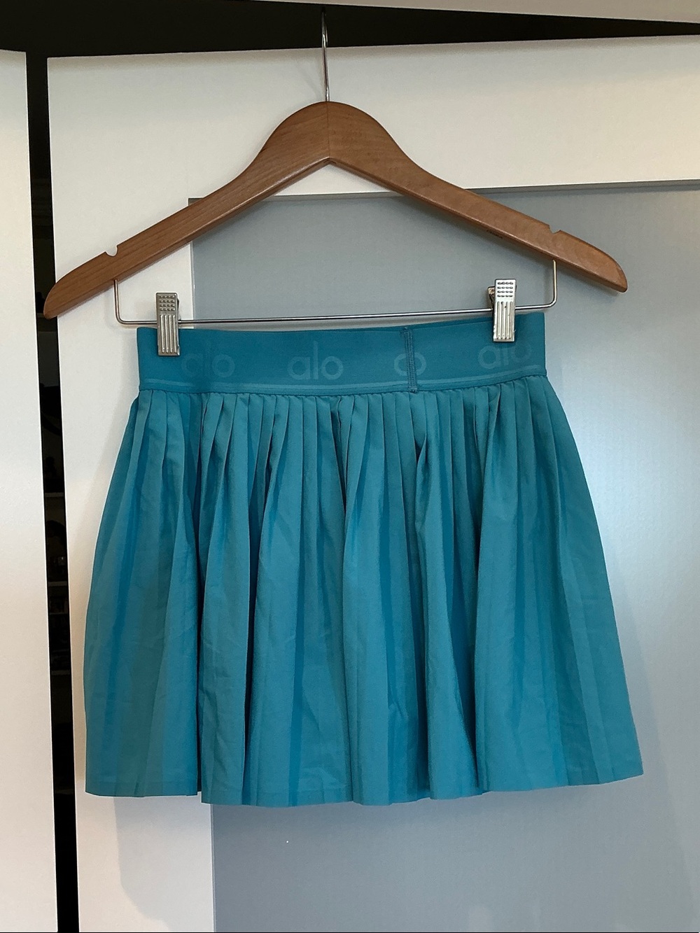 ALO Yoga Teal Pleated Skirt - Picture 2 of 8